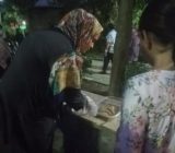 دختر ۱۷ ساله‌ای که با سمبوسه روی پای خودش ایستاده