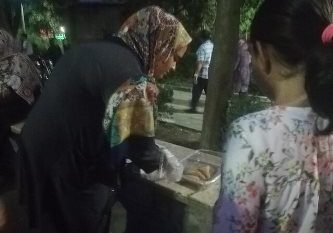 دختر ۱۷ ساله‌ای که با سمبوسه روی پای خودش ایستاده