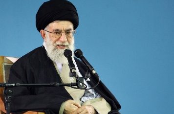 مبارزه با فساد بدون ملاحظه و تعدی و فقط بر مدار حق، عدل و قانون باشد