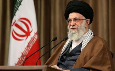 کسی که زندگی اشرافی دارد یا دم از تسلیم می‌زند نمی‌تواند به انقلاب پایبند باشد