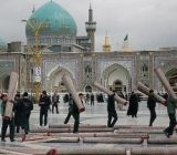 قصه‌ فرش‌های حرم امام رضا (ع)/ این خادمان روزانه ۲۱۰ هزار متر مربع را مفروش می‌کنند