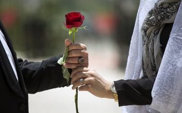 خانواده‌ها ازدواج را برای جوانان آسان کنند